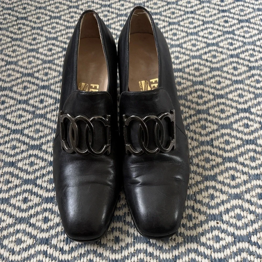 VINTAGE FERRAGAMO “Gancini” buckle leather pump